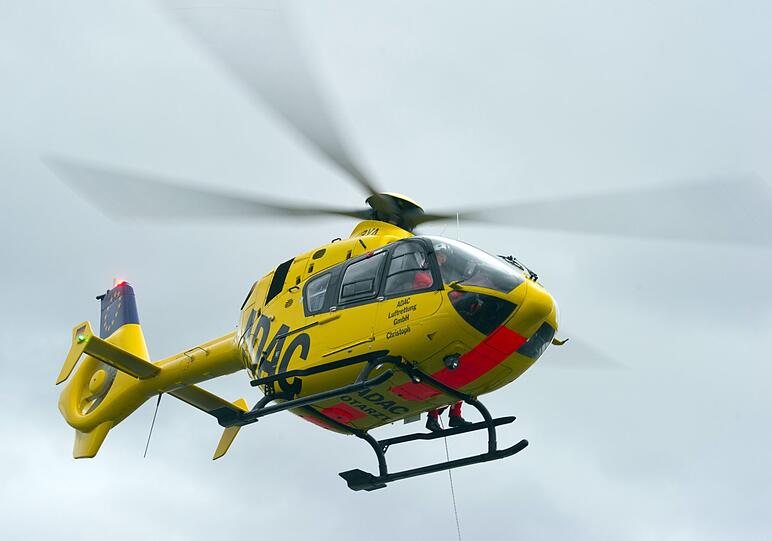 Ein Rettungshubschrauber musste anrücken, um den 15-Jährigen in ein Krankenhaus zu bringen. (Symbolbild)
