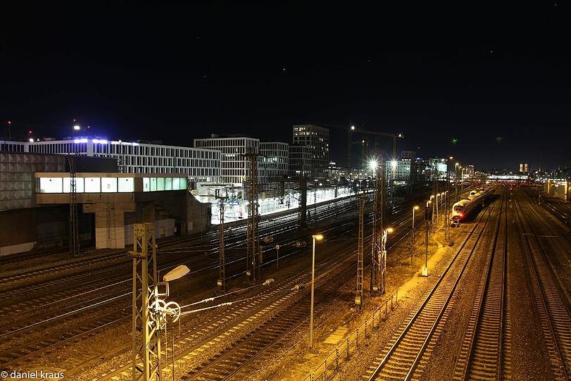 Die S-Bahn Haltestelle Donnersberger Brücke in den Abendstunden.
