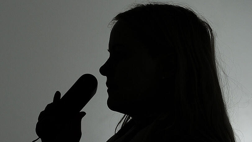 Die Frau vertraute dem falschen Kriminalbeamten am Telefon. Die Frau vertraute dem falschen Kriminalbeamten am Telefon.