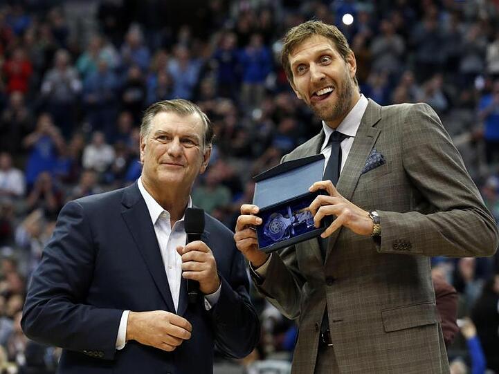 Dirk Nowitzki (r) erhielt den Schlüssel zur Stadt Dallas.