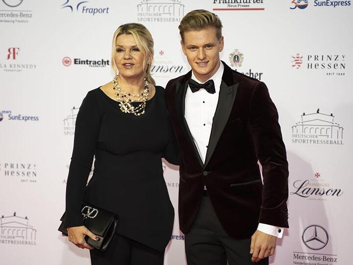 Wurde im Beisein seiner Mutter Corinna in Frankfurt ausgezeichnet: Formel-2-Pilot Mick Schumacher.