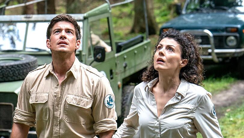 "Der Ranger - Paradies Heimat: Himmelhoch": Erschrocken beobachten Jonas Waldek (Philipp Danne) und Emilia Graf (Liza Tzschirner), wie Laura fast abstürzt.