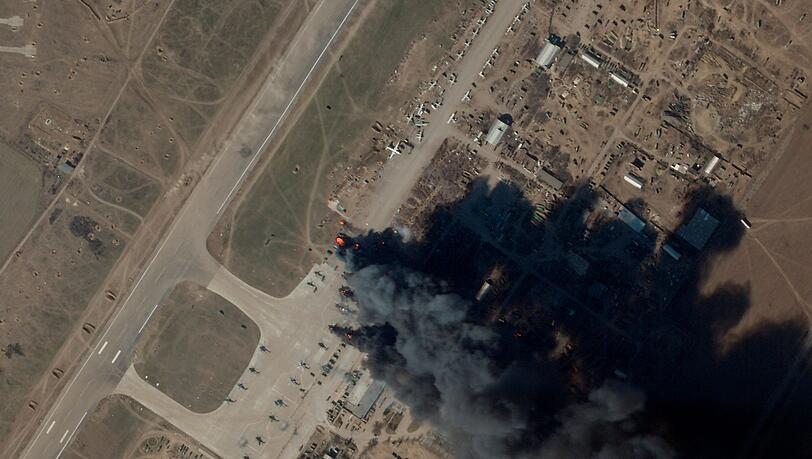Auf dem Satellitenbild ist der Flughafen und Luftwaffenstützpunkt Cherson im Süden der Ukraine zu sehen. Bei einem mutmaßlichen ukrainischen Angriff wurden dort russische Hubschrauber und Fahrzeuge beschädigt. Auf dem Satellitenbild ist der Flughafen und Luftwaffenstützpunkt Cherson im Süden der Ukraine zu sehen. Bei einem mutmaßlichen ukrainischen Angriff wurden dort russische Hubschrauber und Fahrzeuge beschädigt.
