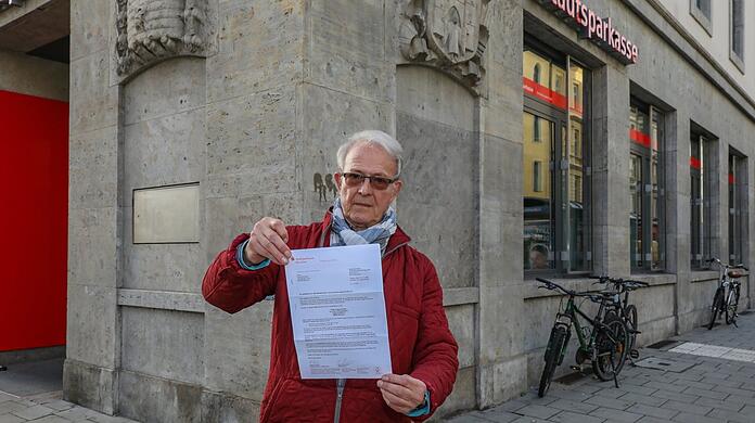 Franz Gerstner vor der Filiale der Stadtsparkasse, die bald zu einer Art Studenten-Beratungszentrum umgebaut werden soll. In seinen Händen: Das Schreiben der Bank vom 21. November, das über die Schließung und den Umbau informiert.