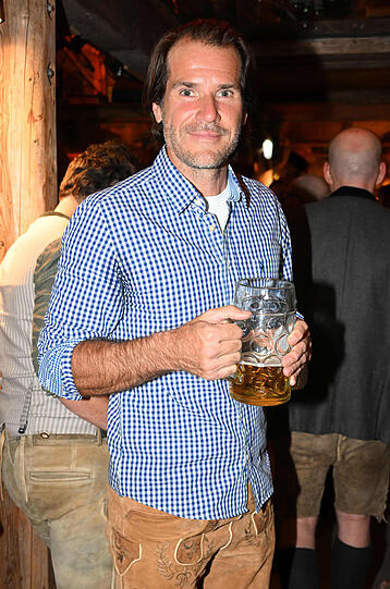 Tommy Haas: Der ehemalige Tennisprofi gewinnt mit dem Look leider keinen Satz. Ein Trachter trägt schon mal kein T-Shirt unterm Hemd und kein Touristen-Karo. Bitte beim nächsten Wiesn-Besuch ein normales weißes Hemd anziehen – oder besser ein weißes Trachtenhemd kaufen – und dann sehen die Chancen zum Satzsieg wieder ganz gut aus.