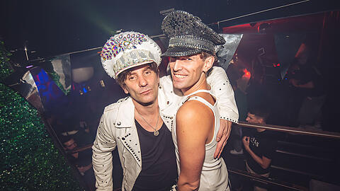 Die Eheleute Markus (l.) und Maximilian Wittig betreiben die NY Bar im Elisenhof seit 2024.