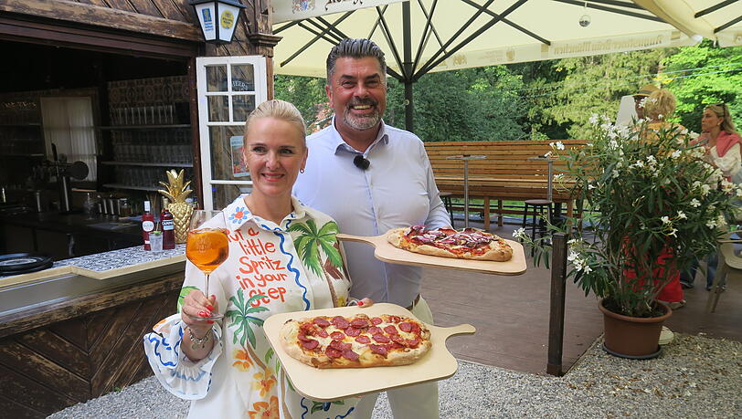 Prost &ndash; auf ihre neue Isarbar in Hinterbr&uuml;hl: das Wirtepaar Edith und Marcus Wagner.