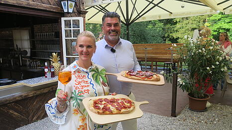 Prost &ndash; auf ihre neue Isarbar in Hinterbr&uuml;hl: das Wirtepaar Edith und Marcus Wagner.