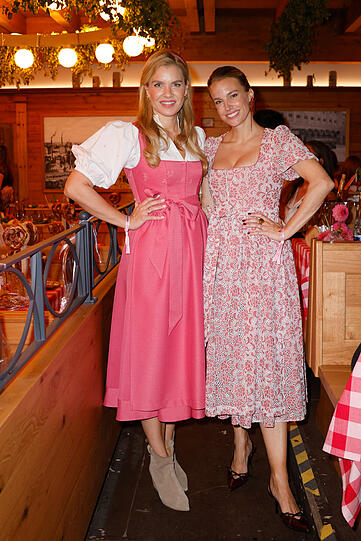 Die beiden Organisatorinnen des "Frauen100"-Netzwerktreffens auf der Wiesn: Janina Hell (l.) und Felicitas Karrer. Die beiden Organisatorinnen des "Frauen100"-Netzwerktreffens auf der Wiesn: Janina Hell (l.) und Felicitas Karrer.