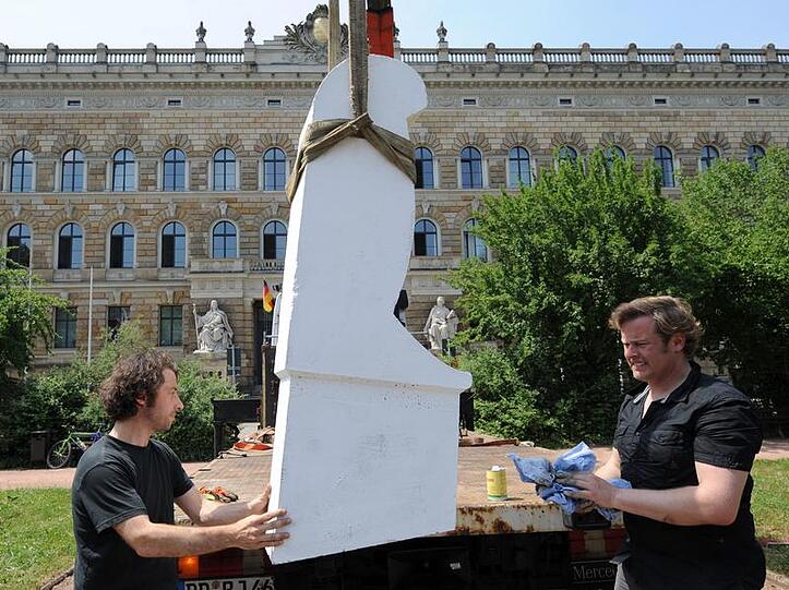 Das Denkmal vor dem Landgericht Dresden während der Installation: Ein stilisiertes Messer zum Gedenken der vor einem Jahr hier ermordeten Ägypterin Marwa El-Sherbini.