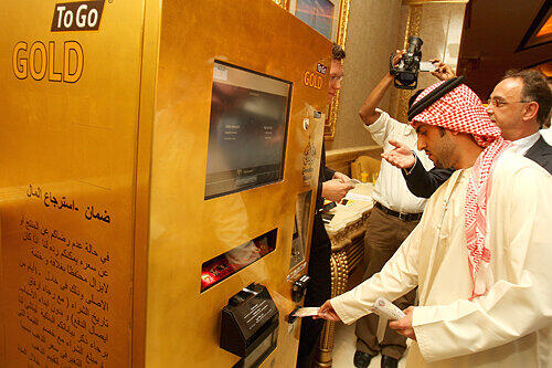Was bislang Scheichs aus Abu Dhabi vorbehalten war, können jetzt auch die Nürnberger: Gold aus dem Automaten ziehen.