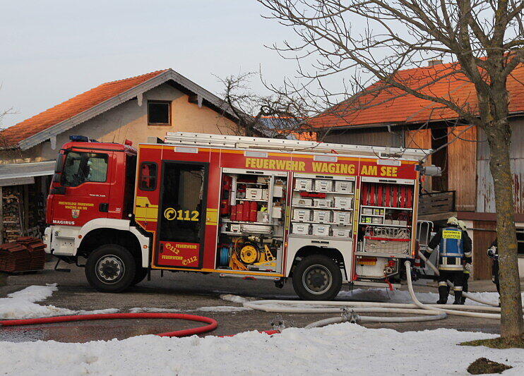 Am Nachmittag wurde die Feuerwehr zu einem Brand eines Bauernhofes mitten in St. Leonhard, Gemeinde Wonneberg gerufen. Bei dem Brand wurden drei Personen verletzt. Da das Löschwasser knapp war, mussten Leitungen über einen Kilometer lang verlegt werden.
