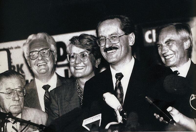 Der Moment des Triumphs am 15. September 1993 (v.li): Josef Felder, Alt-OB Hans-Jochen Vogel, Edith von Welser-Ude, Alt-OB Kronawitter.