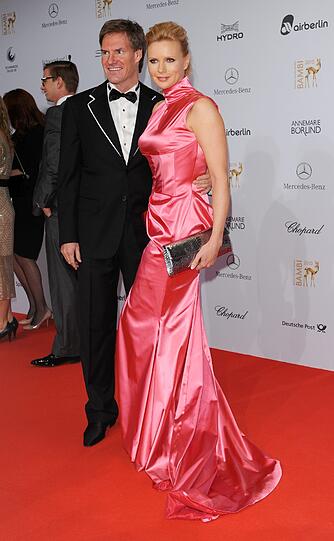 Der Schnitt von Veronica Ferres' Kleid im Jahr 2010 ist zwar relativ schlicht, doch Stoff und Farbe verhindern hier definitv den großen Gala-Auftritt.
