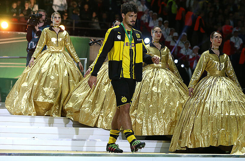 Hat bisher noch nicht beim FC Bayern unterschrieben: Noch-BVB-Star Mats Hummels bei der Siegerehrung in Berlin.