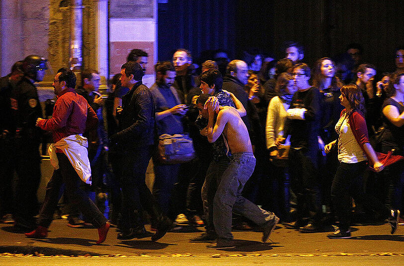 Bei sechs Anschlägen wurden am 13. November 2015 in Paris 130 Menschen getötet. Mehr als 350 Menschen wurden verletzt. Attentäter schossen auf Gäste von Bars und Restaurants und auf Besucher des Konzertsaals Bataclan. Mehrere Explosionen erschütterten auch die Umgebung des Stade de France, wo das Freundschaftsspiel Deutschland gegen Frankreich stattfand.