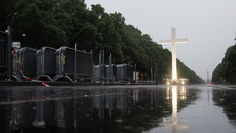 Petrus ist (noch) nicht sehr gnädig mit dem Wetter zum Kirchentag. Petrus ist (noch) nicht sehr gnädig mit dem Wetter zum Kirchentag.