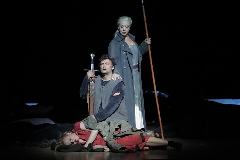 Die Todverkündigung: Anja Kampe (Sieglinde, am Boden), Nina Stemme (Brünnhilde) und Jonas Kaufmann (Siegmund) in der &bdquo;Walküre&ldquo;.