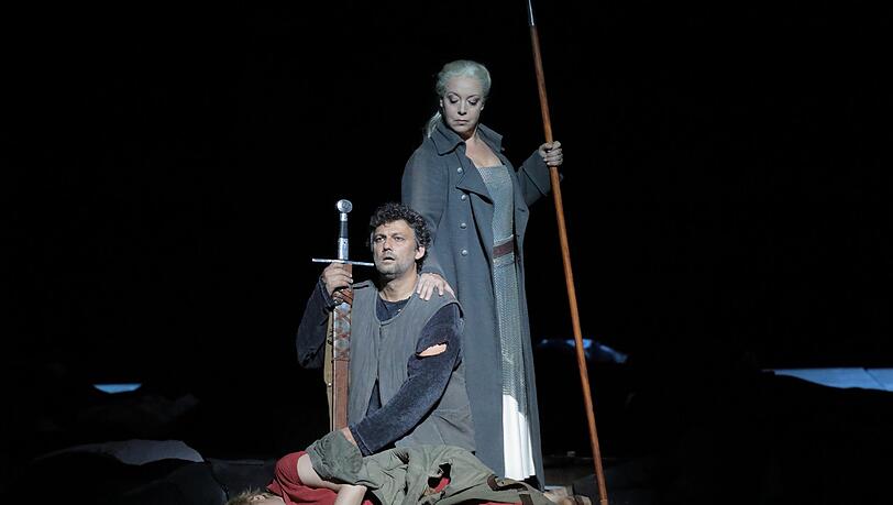 Die Todverkündigung: Anja Kampe (Sieglinde, am Boden), Nina Stemme (Brünnhilde) und Jonas Kaufmann (Siegmund) in der „Walküre“. Die Todverkündigung: Anja Kampe (Sieglinde, am Boden), Nina Stemme (Brünnhilde) und Jonas Kaufmann (Siegmund) in der „Walküre“.