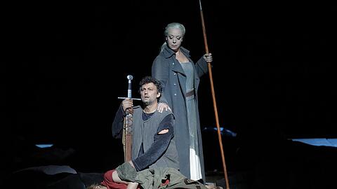 Die Todverkündigung: Anja Kampe (Sieglinde, am Boden), Nina Stemme (Brünnhilde) und Jonas Kaufmann (Siegmund) in der &bdquo;Walküre&ldquo;.