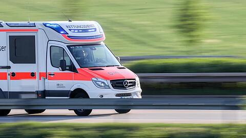 Ein Krankenwagen ist im Einsatz. Foto: Jan Woitas/zb/dpa/Archivbild