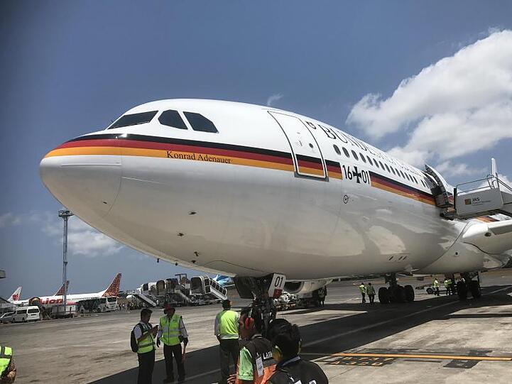 Die deutschen Regierungsflugzeuge - hier der vor vier Monaten in Indonesien mit Bundesfinanzminister Scholz gestrandete Airbus "Konrad Adenauer" - haben die Seuche.