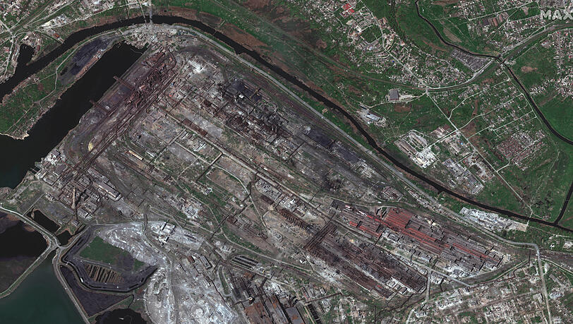 Ein von Maxar Technologies bereitgestelltes Satellitenbild zeigt einen Überblick über das Stahlwerk Azovstal in Mariupol. Ein von Maxar Technologies bereitgestelltes Satellitenbild zeigt einen Überblick über das Stahlwerk Azovstal in Mariupol.