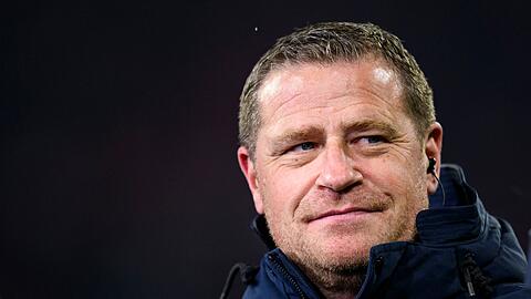 Münchens Sportvorstand Max Eberl steht vor dem Spiel im Stadion.
