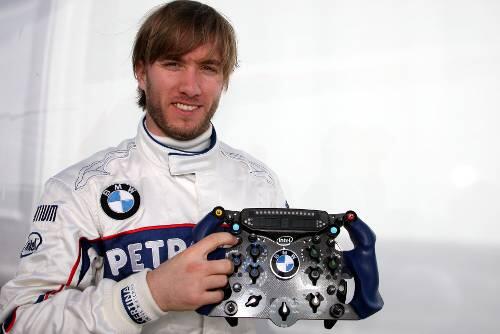 Nick Heidfeld zeigt hier, wo sein Powerknopf am Lenkrad ist. Nicht alle Fahrer werden aber in Melbourne mit Kers fahren.
