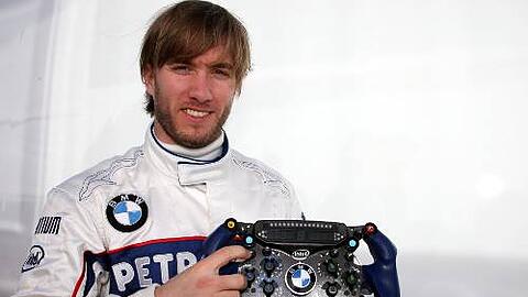 Nick Heidfeld zeigt hier, wo sein Powerknopf am Lenkrad ist. Nicht alle Fahrer werden aber in Melbourne mit Kers fahren.