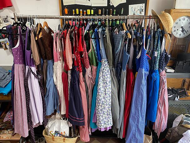 Dieser Ständer wird niemals leer. Tina Meister hat noch jede Menge Dirndl zum auffüllen. Dieser Ständer wird niemals leer. Tina Meister hat noch jede Menge Dirndl zum auffüllen.