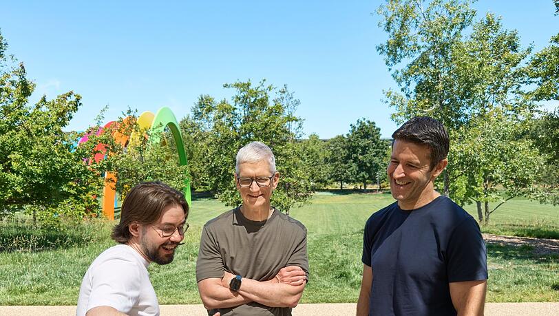 Anton Baranov (l) zeigte seine App sowohl Apple-Chef Tim Cook (M) als auch dessen designiertem Nachfolger John Ternus.