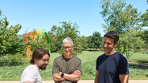 Anton Baranov (l) zeigte seine App sowohl Apple-Chef Tim Cook (M) als auch dessen designiertem Nachfolger John Ternus.