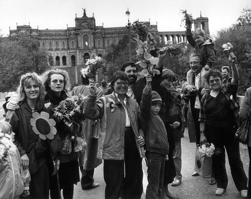 22.10.1986: Mit Blumensträußen ziehen die Abgeordneten der Grünen durch die Münchner Innenstadt zur konstituierenden Sitzung des Bayerischen Landtags im Maximilianeum nachdem sie bei der Landtagswahl 7,5 Prozent erreicht hatten. 22.10.1986: Mit Blumensträußen ziehen die Abgeordneten der Grünen durch die Münchner Innenstadt zur konstituierenden Sitzung des Bayerischen Landtags im Maximilianeum nachdem sie bei der Landtagswahl 7,5 Prozent erreicht hatten.