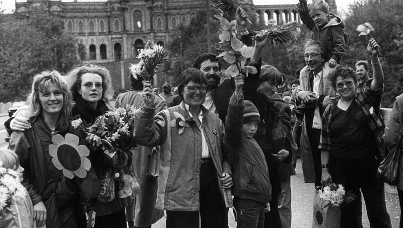 22.10.1986: Mit Blumenstr&auml;u&szlig;en ziehen die Abgeordneten der Gr&uuml;nen durch die M&uuml;nchner Innenstadt zur konstituierenden Sitzung des Bayerischen Landtags im Maximilianeum nachdem sie bei der Landtagswahl 7,5 Prozent erreicht hatten.