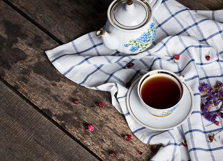 Wenn Sie schnell mal Ihren Tee in der von Oma geerbten feinen Tasse erwärmen wollen - vergessen Sie es lieber gleich wieder. Häufig besitzt eben dieses Porzellan einen Gold- oder Silberrand - und der ist nicht mikrowellengeeignet. Nicht nur die Mikrowelle kann Schaden nehmen, auch kann der Goldrand Löcher bekommen. Wenn Sie schnell mal Ihren Tee in der von Oma geerbten feinen Tasse erwärmen wollen - vergessen Sie es lieber gleich wieder. Häufig besitzt eben dieses Porzellan einen Gold- oder Silberrand - und der ist nicht mikrowellengeeignet. Nicht nur die Mikrowelle kann Schaden nehmen, auch kann der Goldrand Löcher bekommen.
