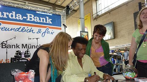 Roberto Blanco am Hauptbahnhof: Für die "Dominik-Brunner-Schriftung" trommelt der Star ordentlich und gibt Autogramme.