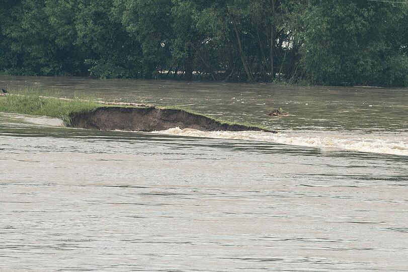 Die Lage in Deggendorf bleibt dramatisch: Am Dienstag haben gleich zwei Dämme den Wassermassen nachgegeben.