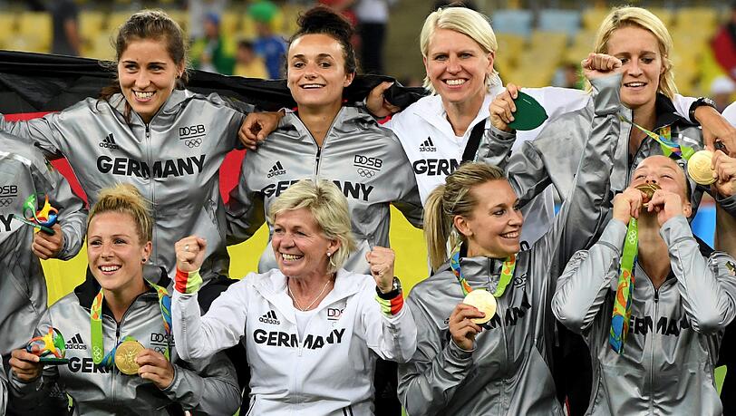 Die deutschen Fußballfrauen hollen ihre erste Goldmedaille bei Olympia. Die deutschen Fußballfrauen hollen ihre erste Goldmedaille bei Olympia.