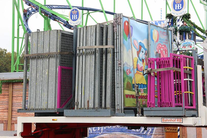 Regen und Tristesse am Tag danach: Die Bilder vom Wiesn-Abbau am Dienstagvormittag.