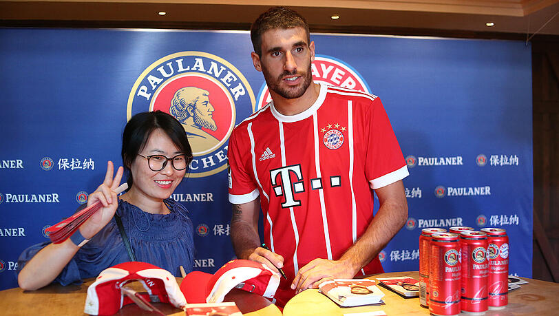 Bayern-Star Javi Martínez feiert mit den Fans im Paulaner Bräuhaus in Shanghai. Bayern-Star Javi Martínez feiert mit den Fans im Paulaner Bräuhaus in Shanghai.