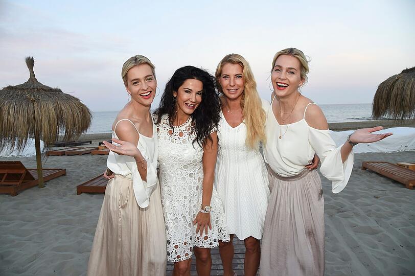 Nina mit Zwillingsschwester Julia Meise, Mariella Ahrens (2.v.l.) und Giulia Siegel (2.v.r.)