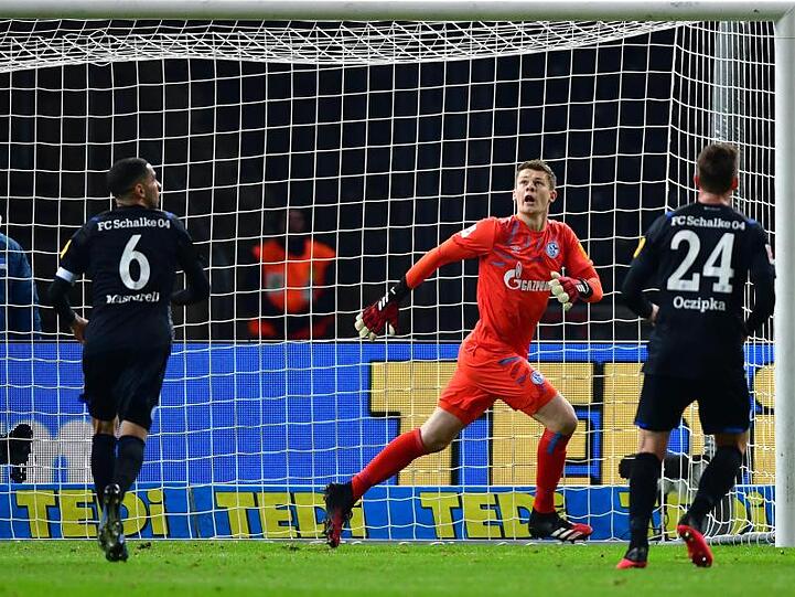 Ereignisloser Auftritt gegen Hertha: Torhüter Alexander Nübel (M) von Schalke in Aktion.