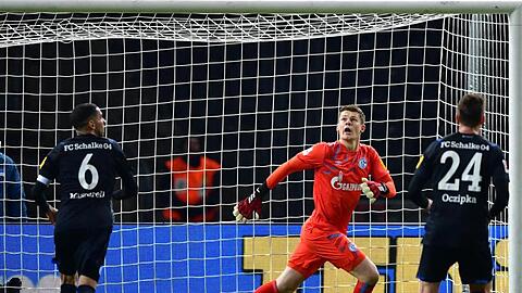 Ereignisloser Auftritt gegen Hertha: Torhüter Alexander Nübel (M) von Schalke in Aktion.