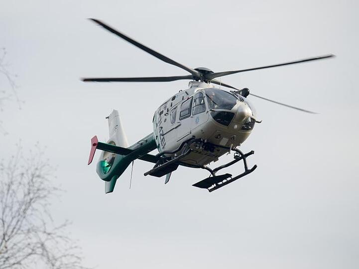 Ein Polizeihubschrauber fliegt während eines Einsatzes durch die Luft. Foto: Armin Weigel/dpa/Symbolbild