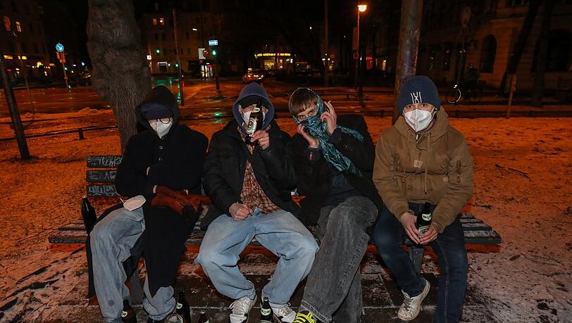 Ein Spezl hat 18. Geburtstag, in Kleinstgrüppchen und mit Maske klingt der Abend aus. "Endlich ein bissl Normalität", ist auf dieser Bank zu hören.