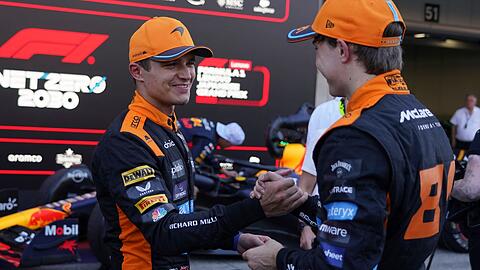 Die McLaren-Piloten Lando Norris (l) und Oscar Piastri belegten in Suzuka die Plätze zwei und drei.