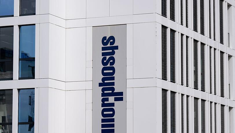 Das Logo des Biotechnologieunternehmens MorphoSys AG ist an der Firmenzentrale zu sehen.
