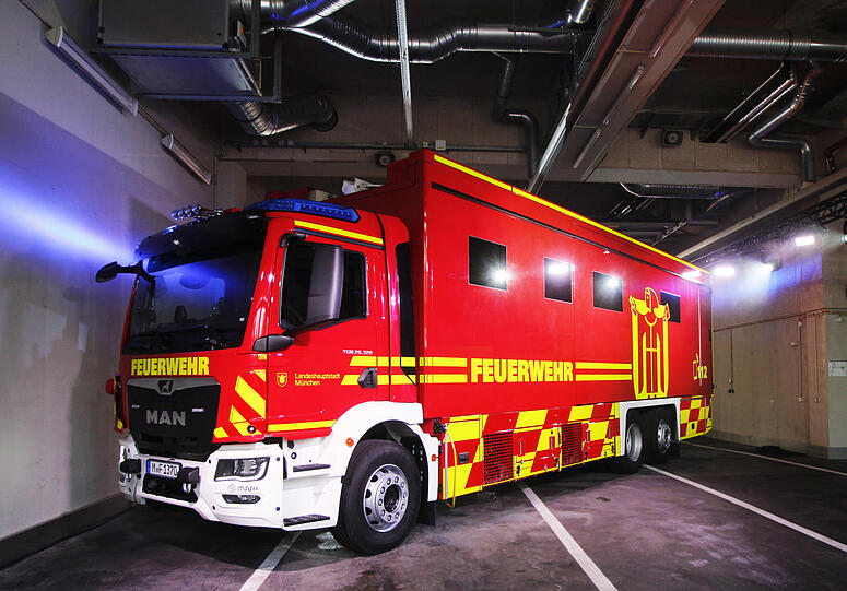 So sehen die Einsatzfahrzeuge der Feuerwehr bald alle aus. Nach und nach werden sie mit dem neuen Design foliert. 1300 freiwillige Feuerwehrler halten sich täglich in München bereit. Die Berufsfeuerwehr hat derzeit samt Verwaltung etwa 3000 Mitarbeiter.
