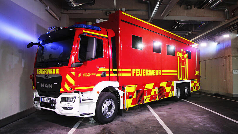 So sehen die Einsatzfahrzeuge der Feuerwehr bald alle aus. Nach und nach werden sie mit dem neuen Design foliert. 1300 freiwillige Feuerwehrler halten sich täglich in München bereit. Die Berufsfeuerwehr hat derzeit samt Verwaltung etwa 3000 Mitarbeiter. So sehen die Einsatzfahrzeuge der Feuerwehr bald alle aus. Nach und nach werden sie mit dem neuen Design foliert. 1300 freiwillige Feuerwehrler halten sich täglich in München bereit. Die Berufsfeuerwehr hat derzeit samt Verwaltung etwa 3000 Mitarbeiter.